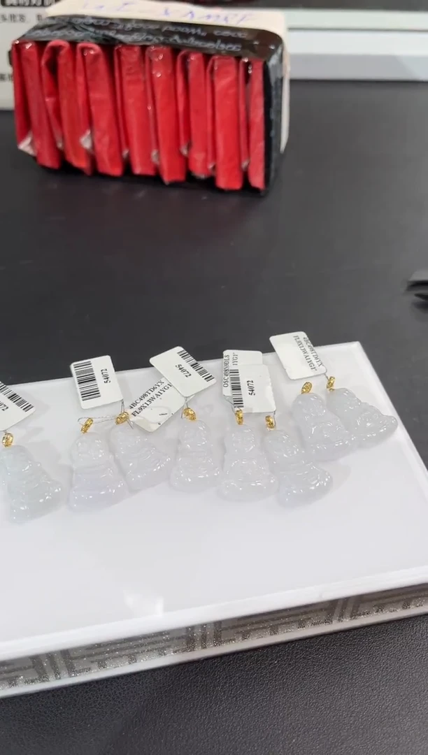 18K金镶嵌挂件翡翠边城刀客/54072/多样性发一