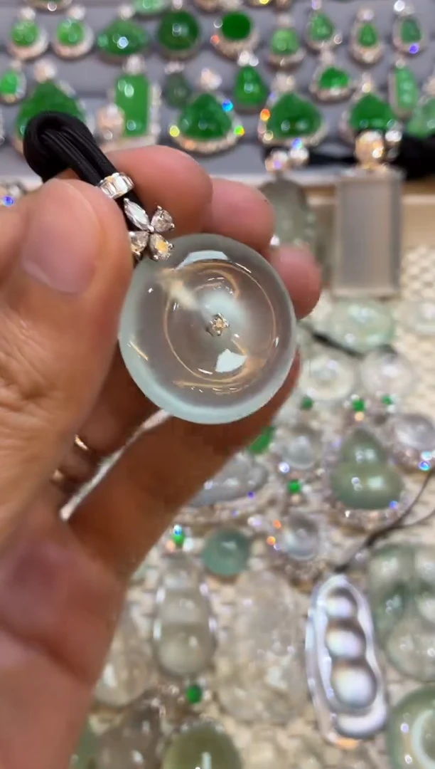 吊坠(不含链)18K金镶嵌翡翠S***n扣子