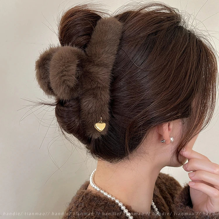 大号毛绒抓夹秋冬2025新款发夹女后脑勺高级感鲨鱼夹毛毛发抓头饰