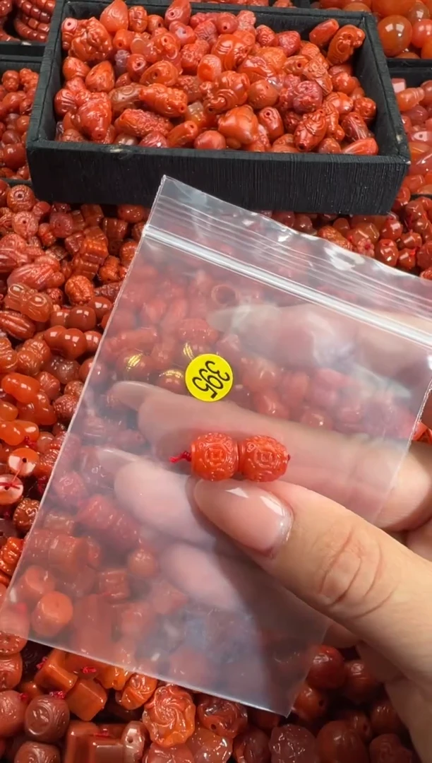 南红玛瑙未镶嵌颈饰1