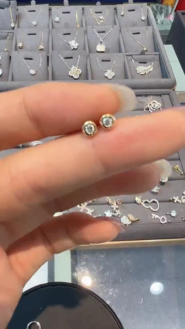18K金镶嵌耳钉钻石10分耳钉