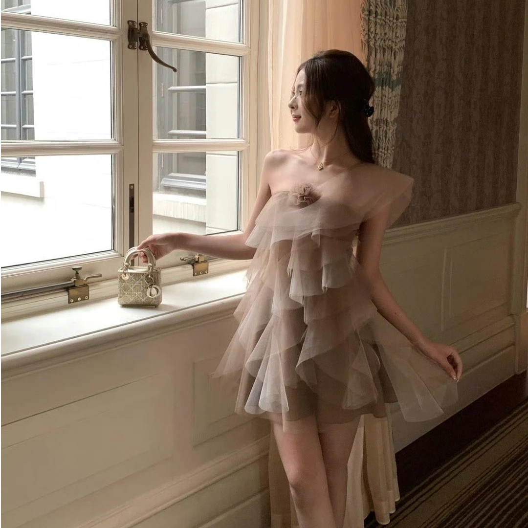 2025夏季新款法式露肩设计感荷叶边咖色立体花朵气质显瘦连衣裙女