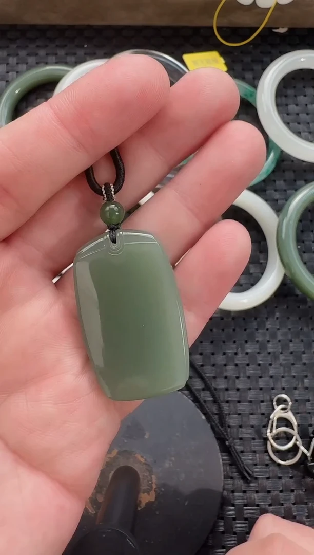 颈饰未镶嵌和田玉湖水绿无事牌