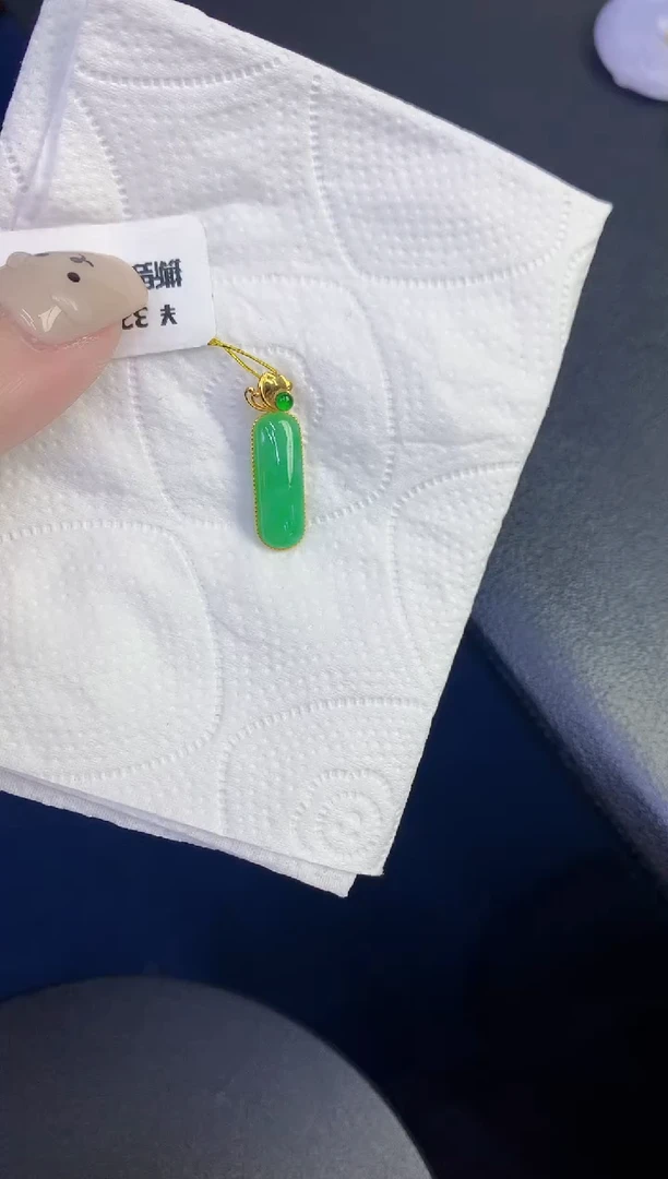 颈饰18K金镶嵌翡翠缅甸天然翡翠A货