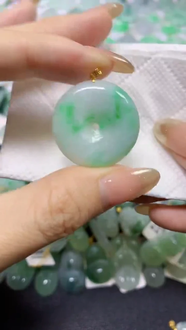 颈饰18K金镶嵌翡翠A货