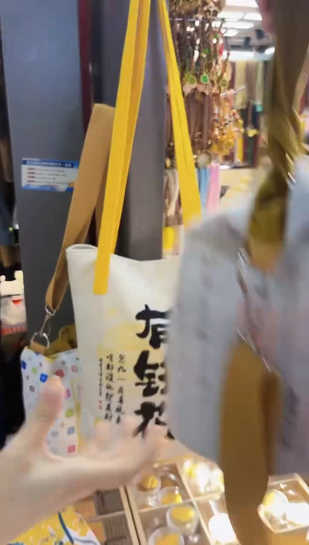 无非金属米白色袋子一个