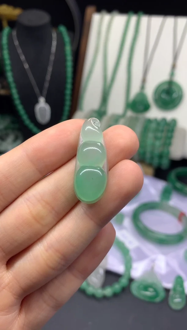 吊坠(不含链)未镶嵌石英质玉（非洲翠）冰晴底福豆