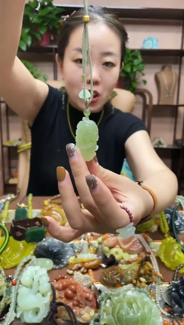 未镶嵌岫玉吊坠·