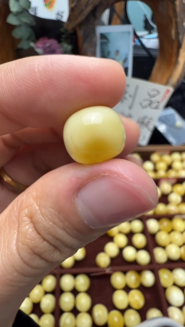 【闪购商品】蜜蜡裸石未镶嵌俄料微瑕11.7mm0.894克