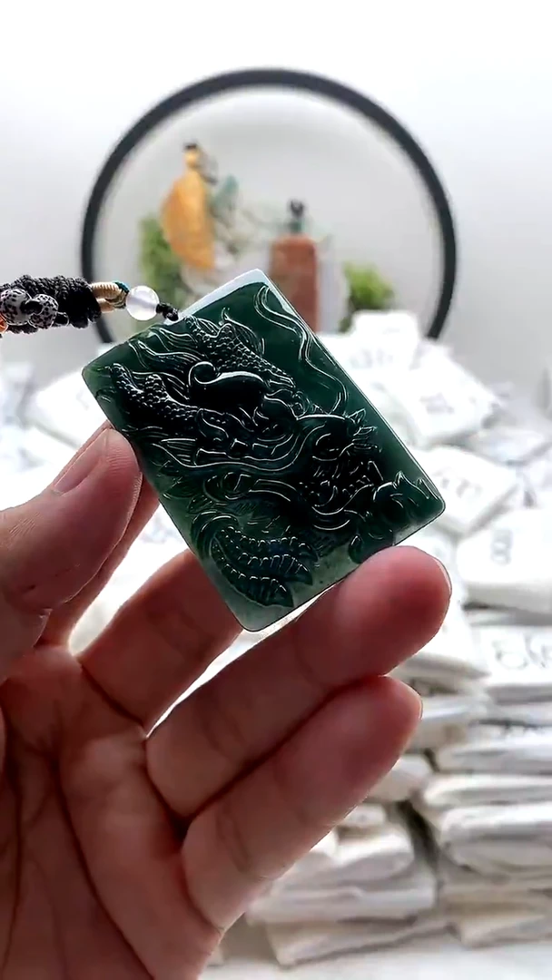 颈饰未镶嵌翡翠龙牌