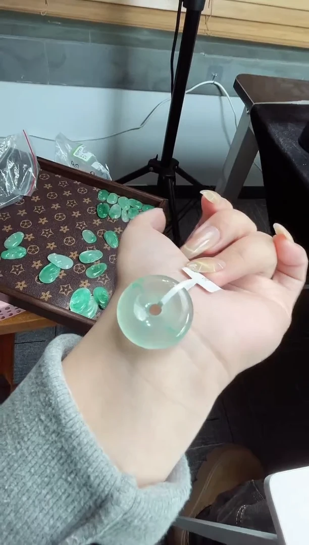 吊坠(赠链)未镶嵌石英质玉（非洲翠）3.106平安扣