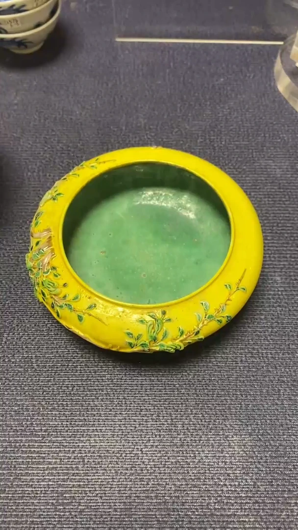 摆件6988瓷器--黄地三彩浮雕花卉纹笔洗