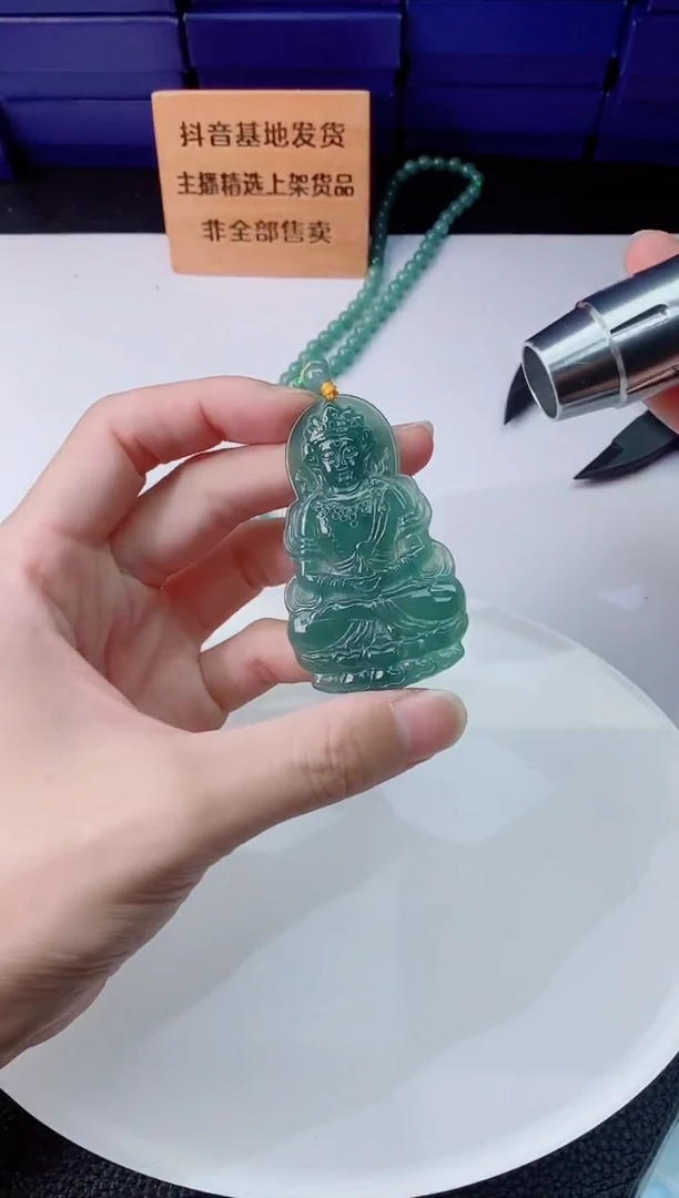 翡翠未镶嵌颈饰     `