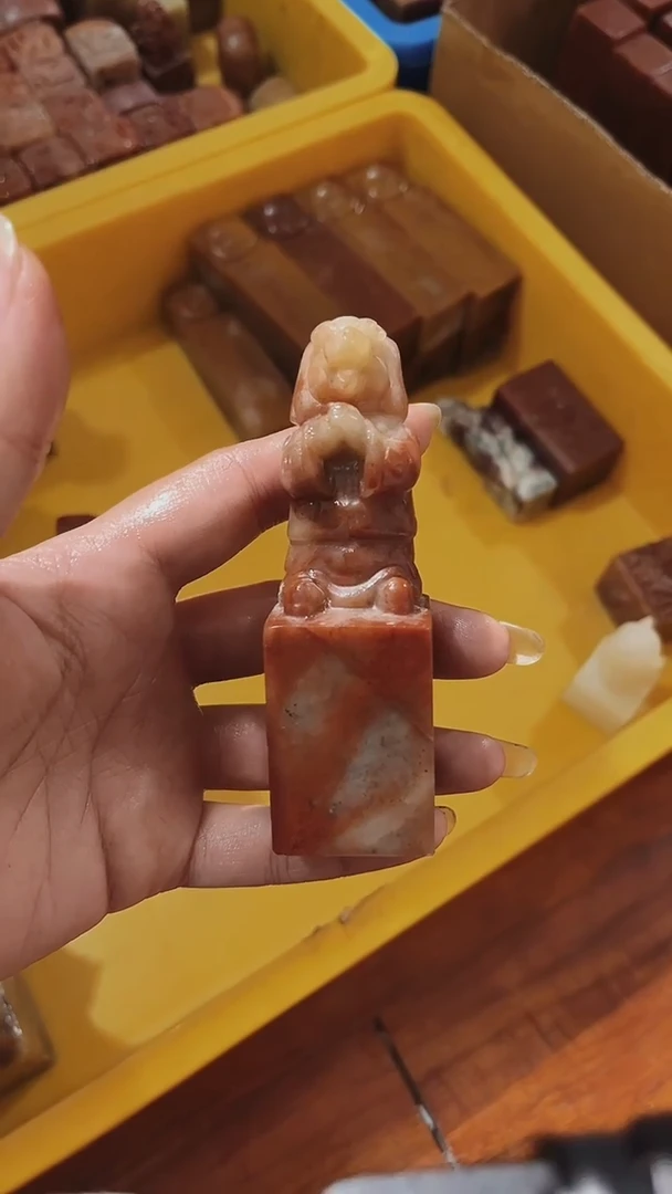 老挝石玉*a瑕疵不规则章带雕钮 12生肖狗