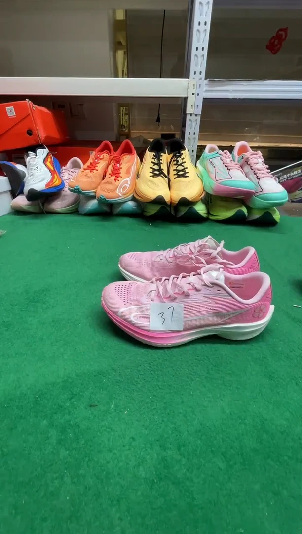 钰*这是个大鞋店的鞋