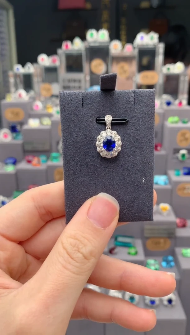 蓝宝石颈饰18K金镶嵌1.5ct蓝宝石吊坠