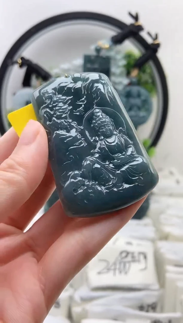 翡翠未镶嵌颈饰观音