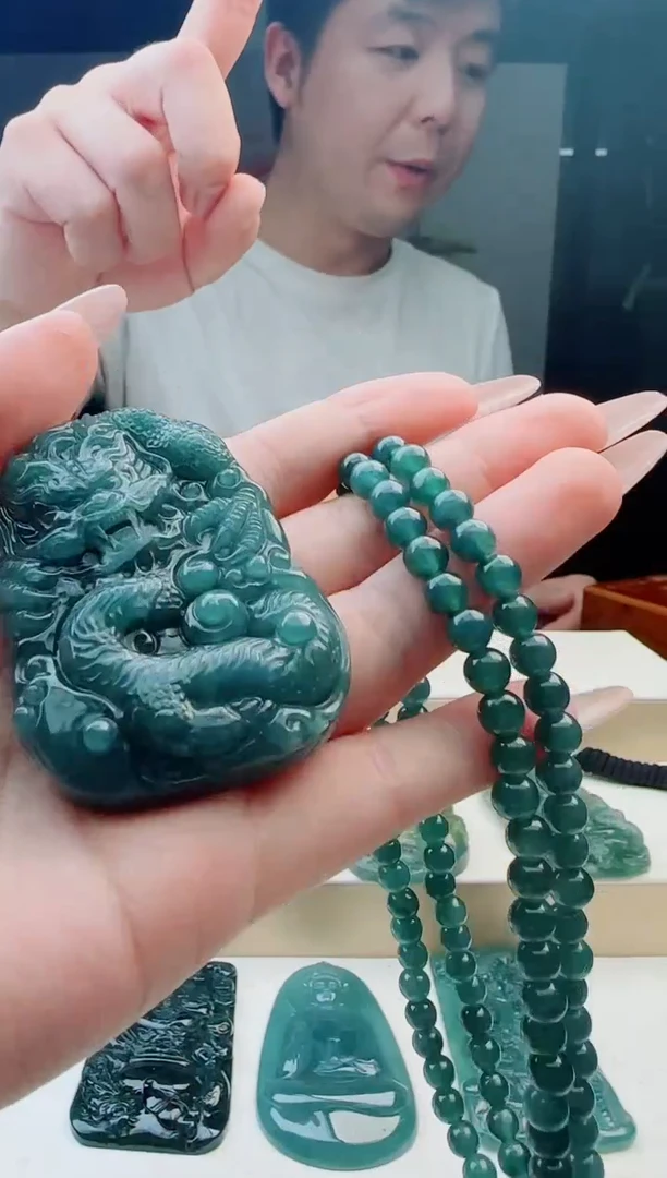 颈饰未镶嵌翡翠多样性发其中一