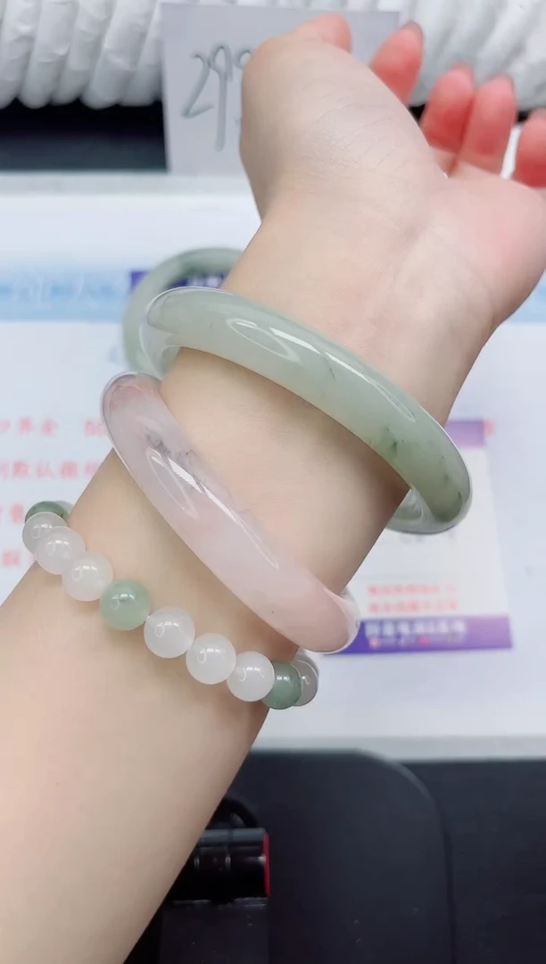 【闪购商品】石英质玉手镯未镶嵌68#62.4