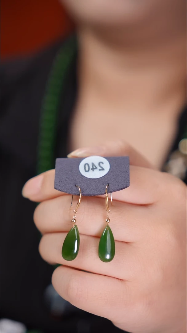 18K金镶嵌和田玉耳饰1