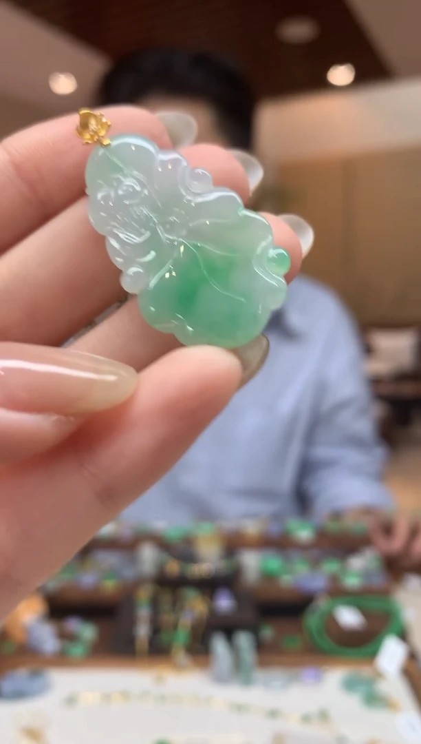 翡翠18K金镶嵌吊坠(不含链)荷叶鱼
