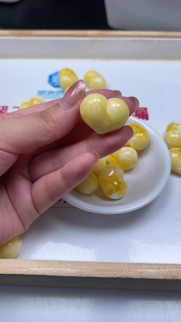 裸石琥珀未镶嵌A1952 白花蜡 屁桃1个7.8元