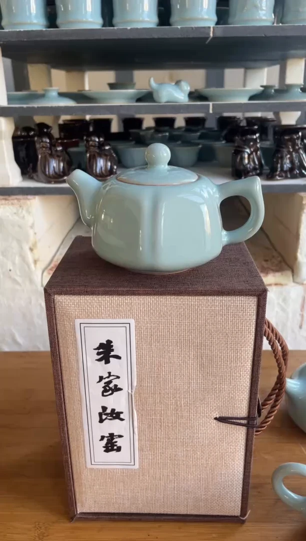 六合泰平壶 天青 微瑕 朱家汝窑款