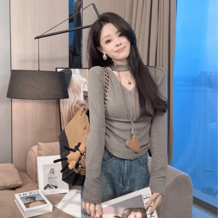 挂脖V领长袖百搭T恤女+做旧水洗渐变牛仔裤+秋季西装外套6BB50390