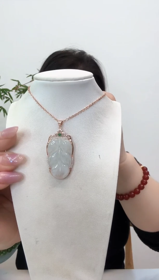 【闪购商品】翡翠吊坠(赠链)银S925镶嵌叶子玫瑰边