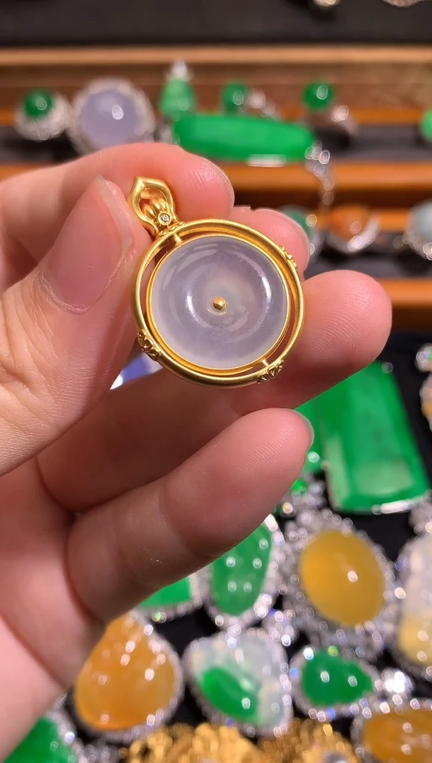 翡翠18K金镶嵌颈饰翡翠