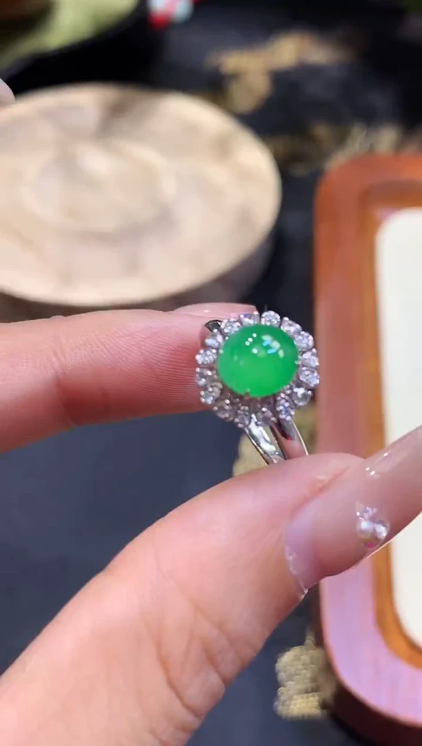 18K金镶嵌挂件翡翠戒指