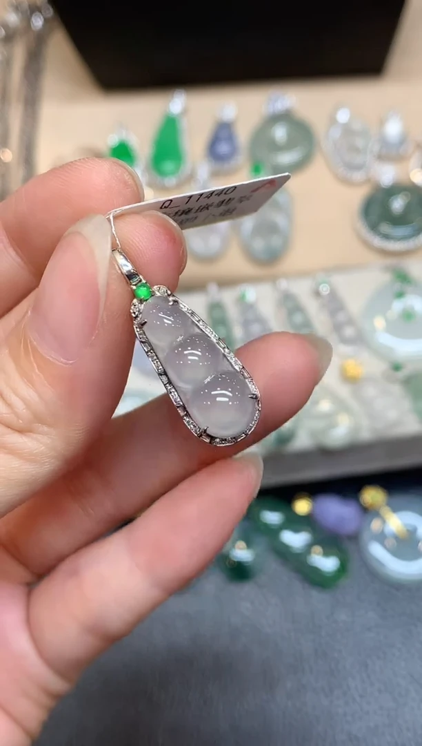 颈饰18K金镶嵌翡翠福豆【无服务费