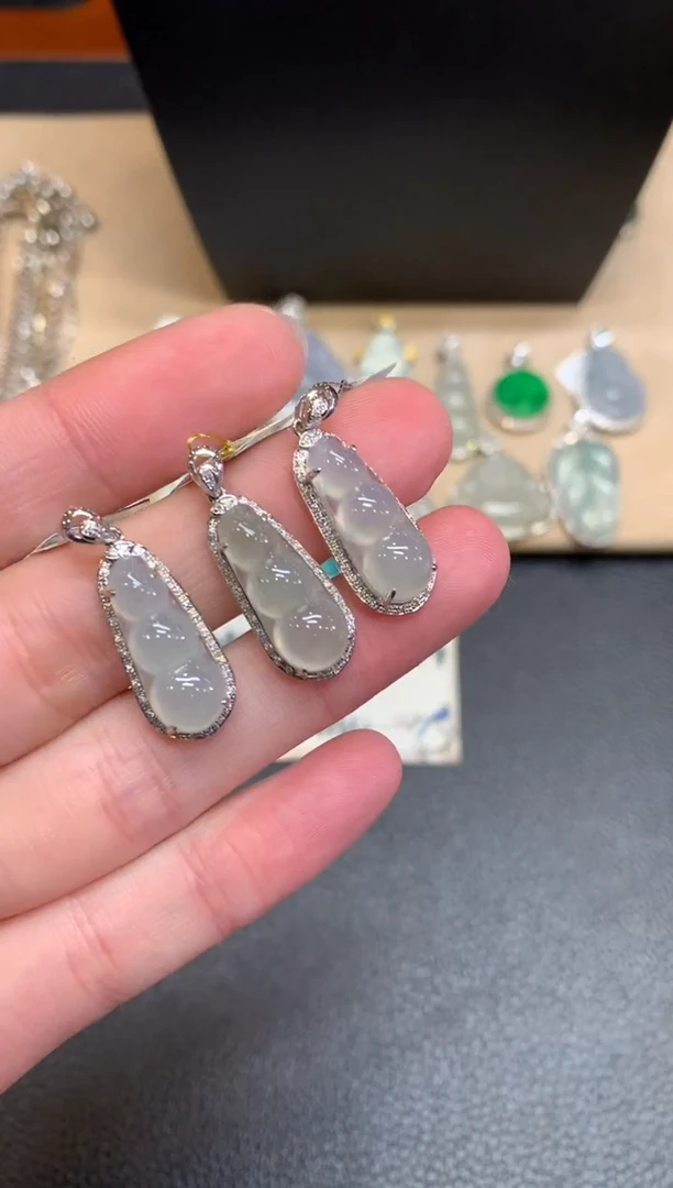 【闪购商品】翡翠颈饰18K金镶嵌福豆【无服务费】【多样性发其一】