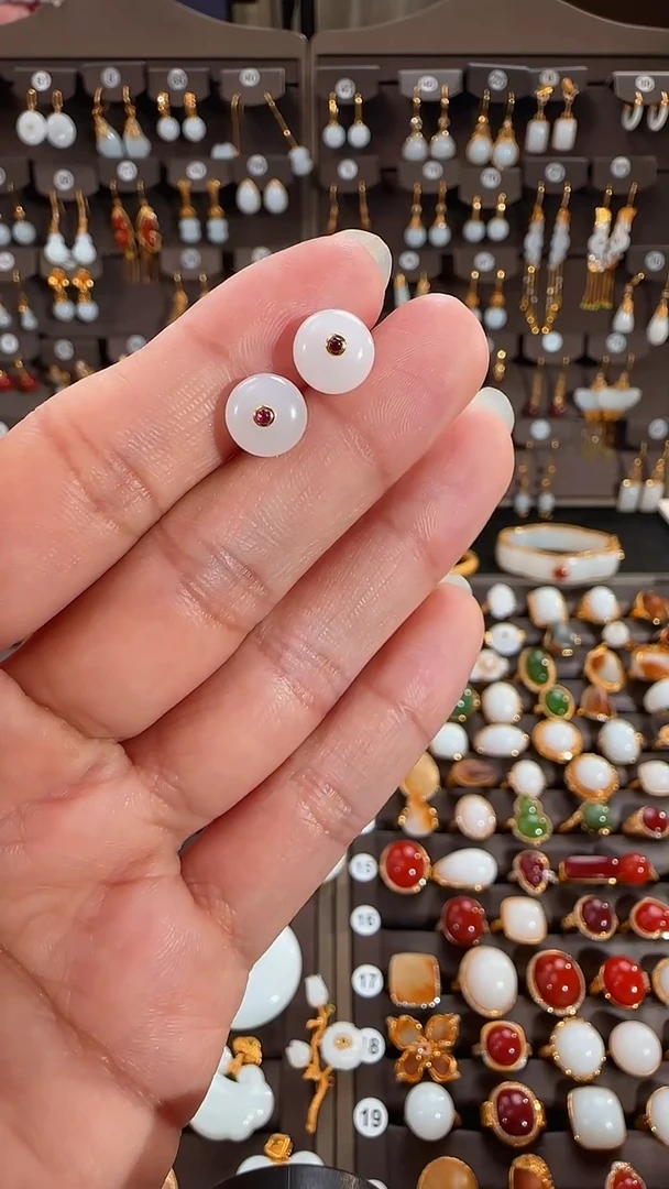 18K金镶嵌和田玉耳钉平安扣