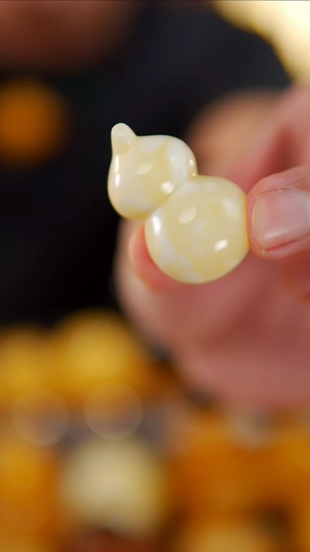 裸石琥珀未镶嵌瓷白花葫芦12.7