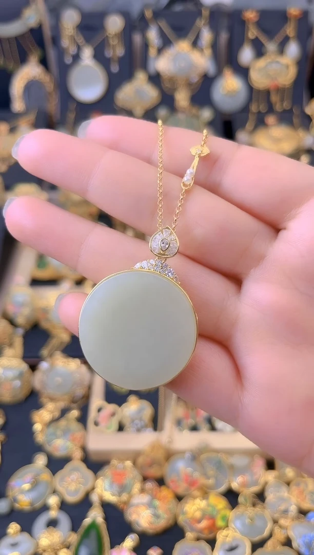 和田玉银S925镀金镶嵌颈饰大无事圆牌配如意链