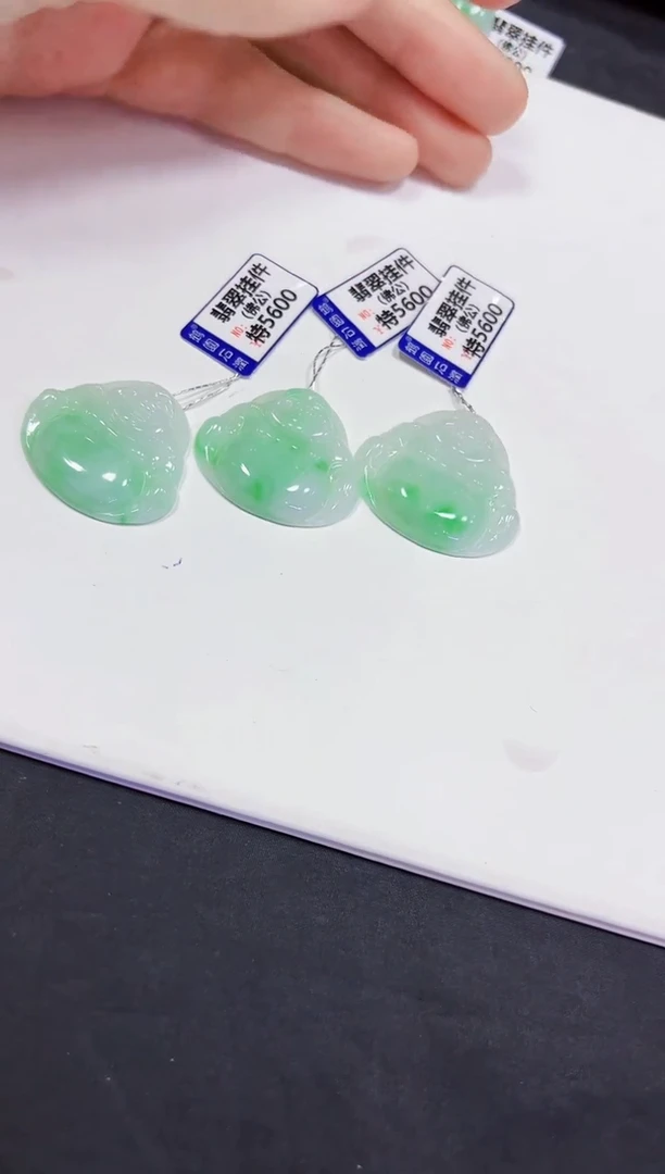 翡翠未镶嵌颈饰挂件多样性发其一