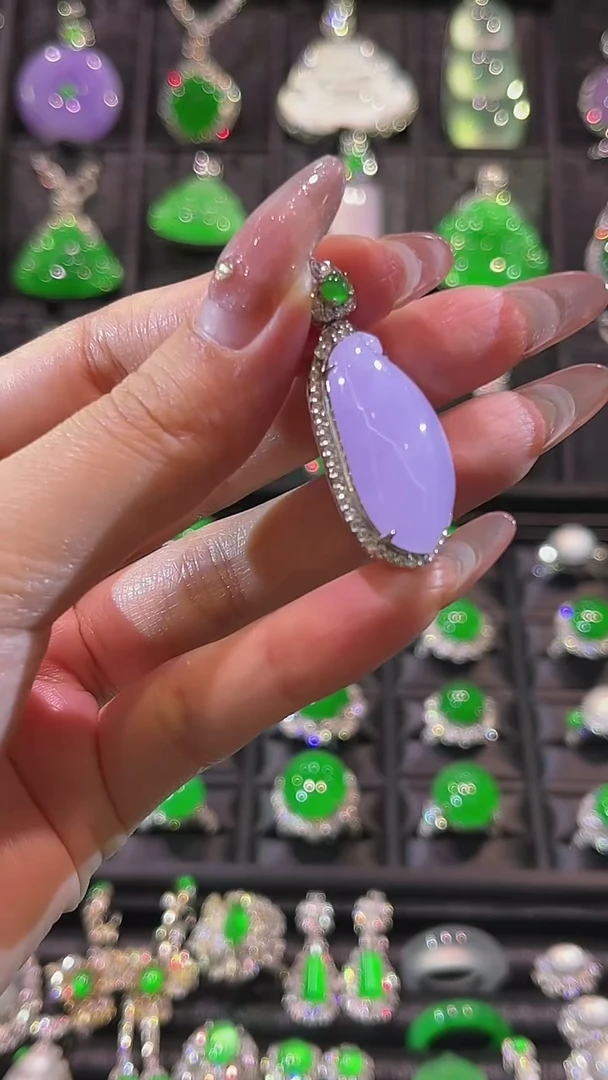 颈饰18K金镶嵌翡翠吊坠