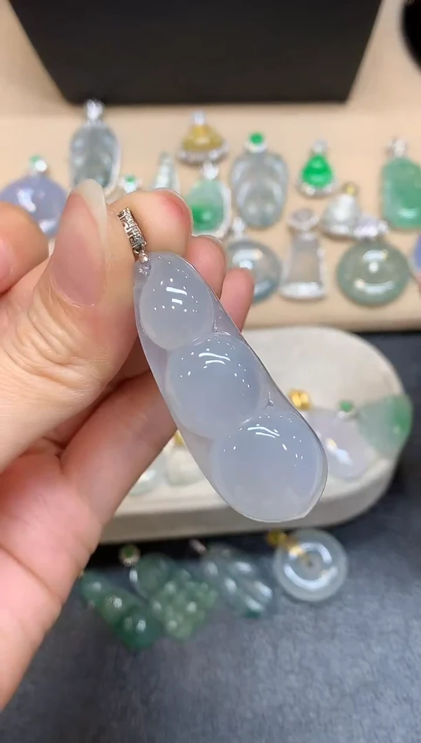 颈饰18K金镶嵌翡翠福豆【无服务费