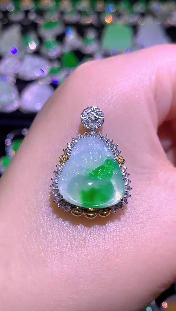 颈饰18K金镶嵌翡翠冰种财神吊坠