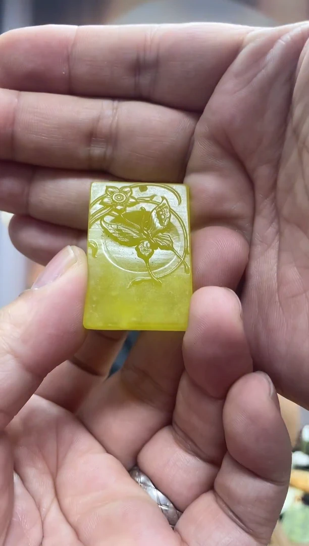 未镶嵌岫玉吊坠··