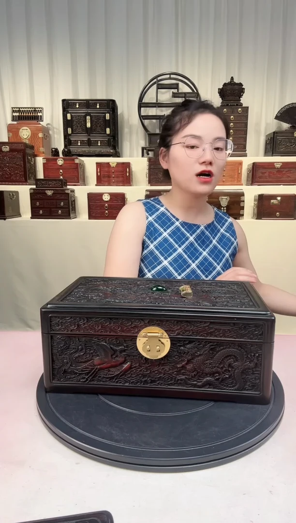 红酸枝木类成套家具精雕龙盒