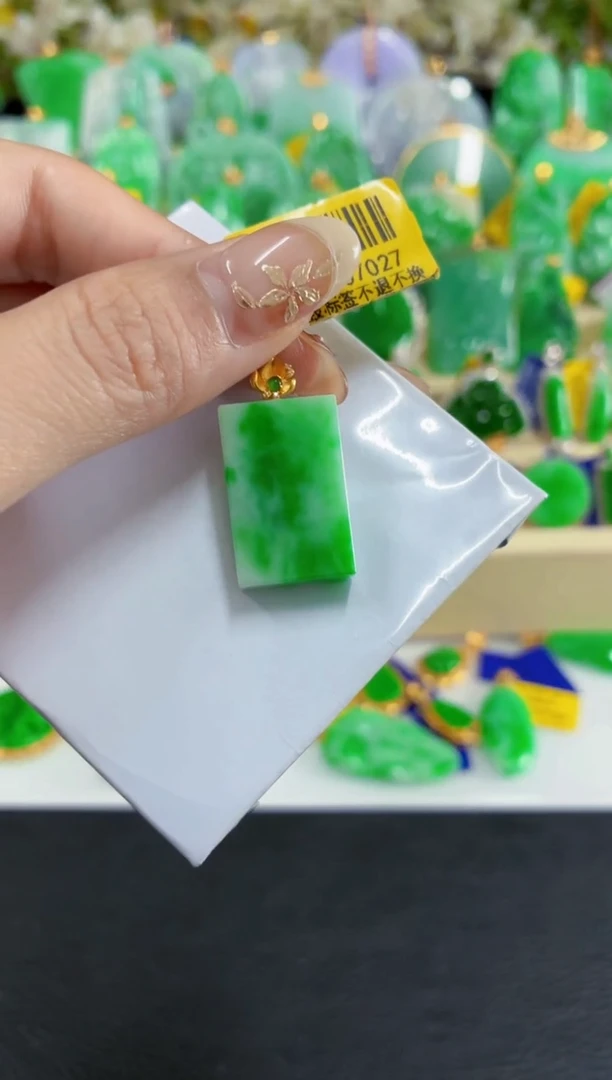 吊坠(不含链)18K金镶嵌翡翠挂件