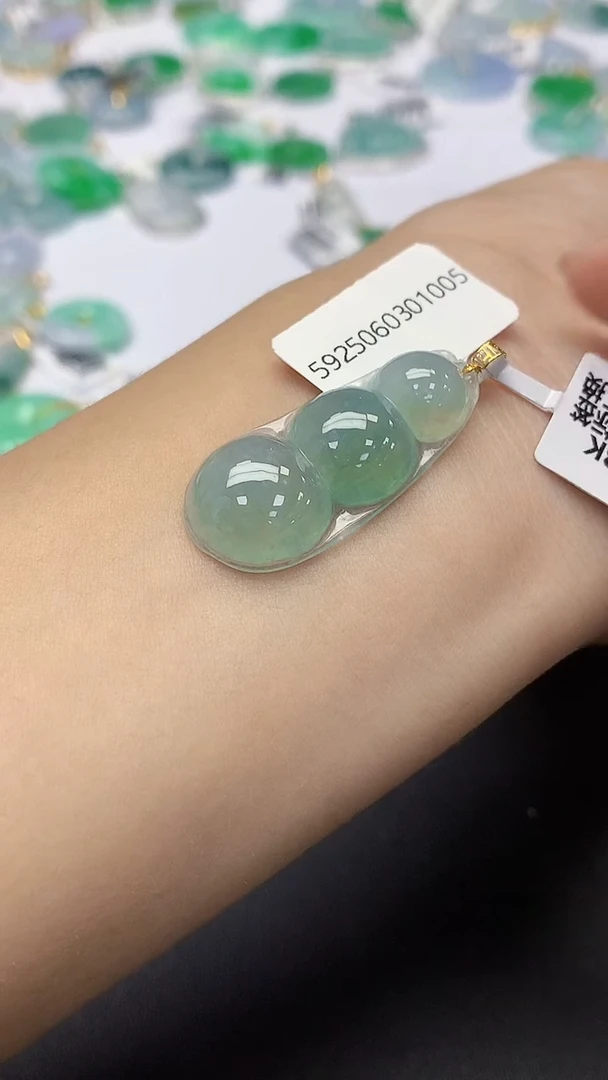 翡翠18K金镶嵌颈饰天然缅甸a货翡翠