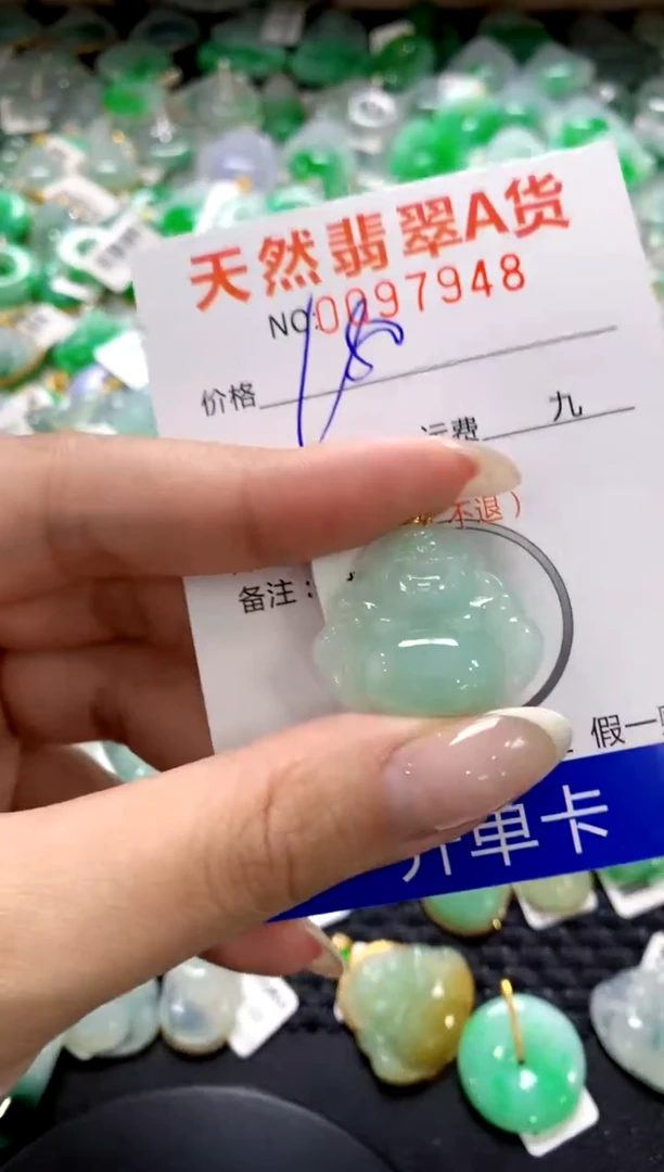 翡翠18K金镶嵌颈饰1111111111111111