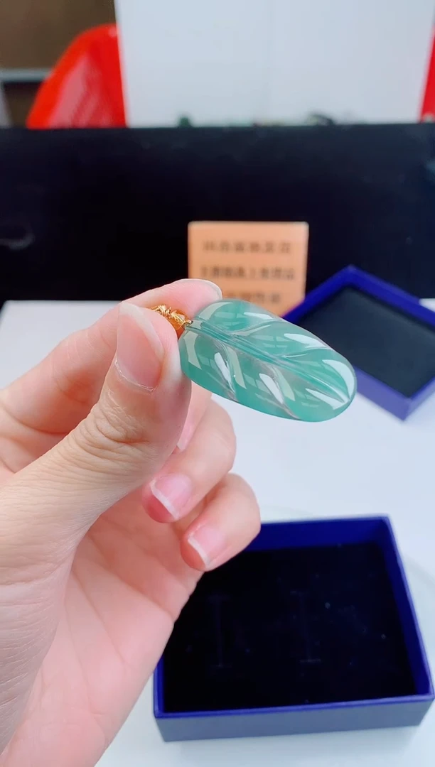 颈饰未镶嵌翡翠