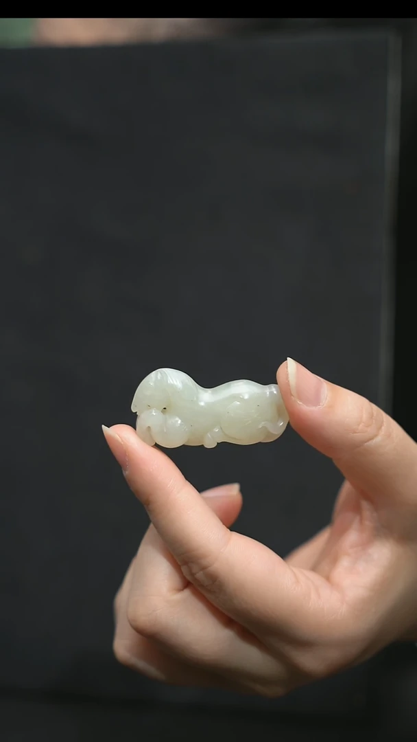 颈饰未镶嵌和田玉唐马有青花