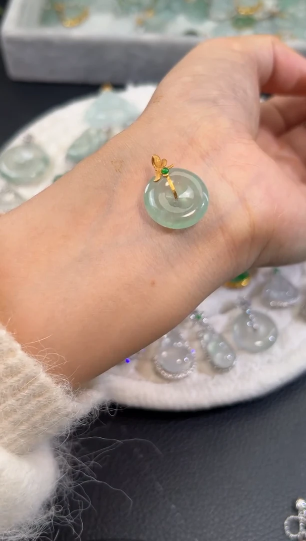 颈饰18K金镶嵌翡翠源头直播间