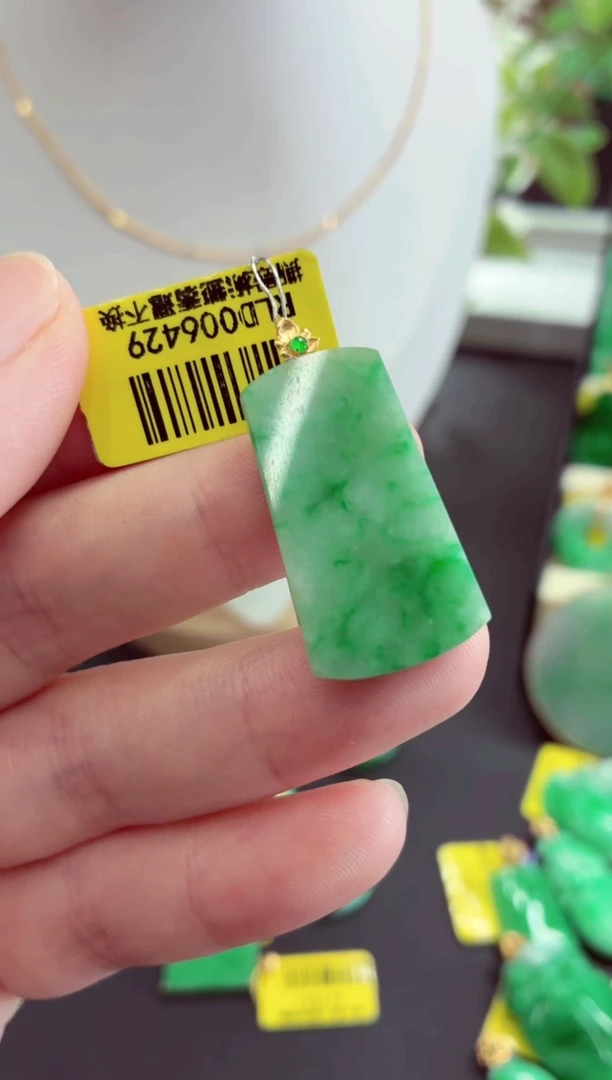 吊坠(不含链)18K金镶嵌翡翠挂件