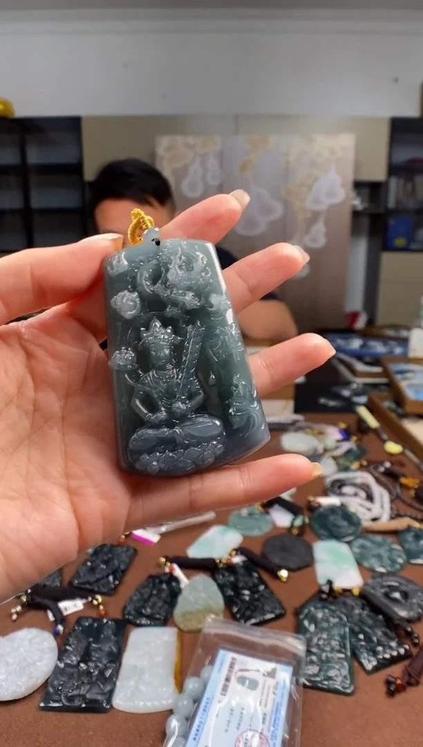 颈饰未镶嵌翡翠世****扣 多样性发其一